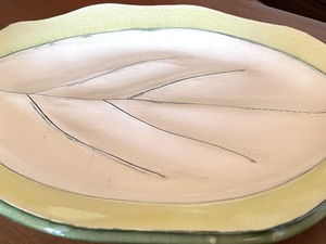 lot 19 image: Artist Created Leaf Platter by Christine Dell