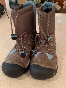 lot 92 image: Womens Keen Boots
