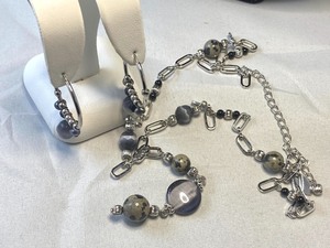 lot 109 image: Lia Sophia Necklace and Earrings Set