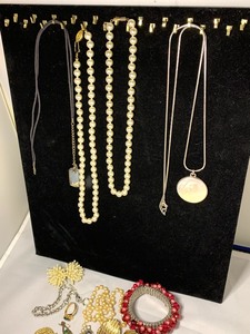 lot 116 image: From the Jewelry Box