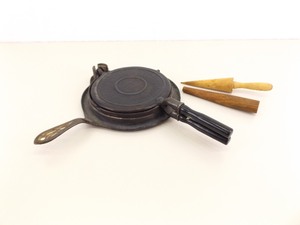 lot 5 image: Antique Cast Iron #2424 Alfred Andersen Kornu Kopia KrumbKake Maker