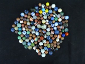 lot 79 image: Lot of Antique and Vintage Marbles, Clay Bennington Marbles, etc.