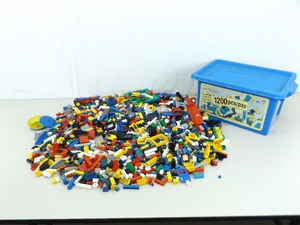 lot 81 image: LARGE Lot of Vintage CLEAN Legos