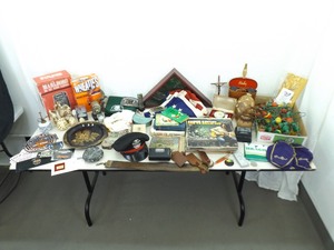 lot 100 image: Large Lot of Miscellaneous Collectibles