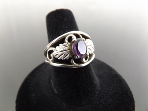 lot 58 image: .925 Sterling Silver Oval Cut Amethyst Etched Flower Ring Size 7.5