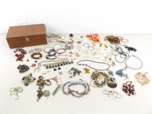 lot 70 image: Lot of Misc. Costume Jewelry