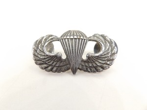 lot 25 image: Vintage WWII .925 Sterling Silver Paratrooper Wings Pin