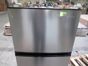 lot 237 image: Vissani 7.1 cu. ft. Top Freezer Refrigerator in Stainless Steel Look MDFF7SS