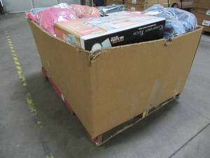 lot 421 image: WHOLESALE MIXED PALLET OF MISCELLANEOUS BEDDING, CLOTHES, CUSHIONS AND MORE