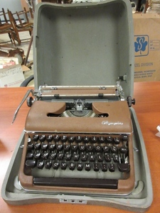 lot 306 image: VINTAGE OLYMPIA SM3 DELUXE TYPEWRITER WITH CASE