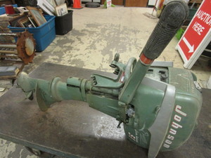 lot 319 image: JOHNSON SEAHORSE OUTBOARD MOTOR