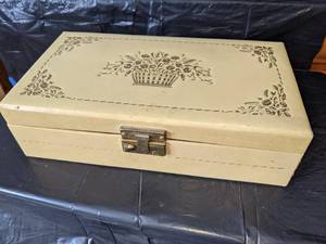 lot 308 image: Vintage Jewelry Box w Lined Compartments