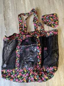 lot 345 image: Beach Bag Set