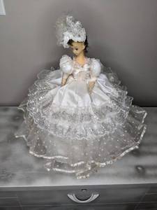 lot 357 image: Wind-Up Musical Bride Doll