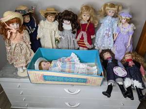 lot 359 image: Lot of 10 Dolls