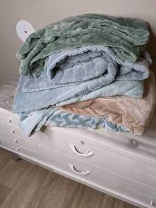 lot 363 image: Five Super Soft Throw Blankets