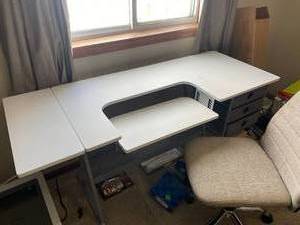 lot 42 image: Nice Home Office Desk & Chair See Photos