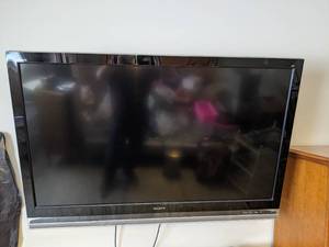 lot 301 image: 52 Sony TV (model no. 52 XBR6) with Wall Mount Bracket