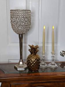 lot 145 image: Home Decor Trio