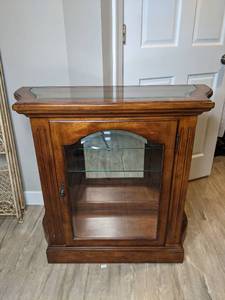 lot 152 image: Beautiful Wood and Glass Cabinet