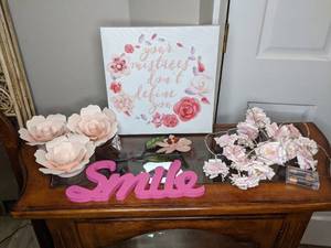 lot 154 image: Feminine Home Decor Lot