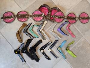 lot 421 image: Lot of Velcro Shoe Accessories and Jewelry Organizer