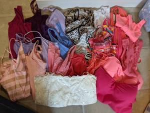 lot 438 image: Lot of 20 Tanktops