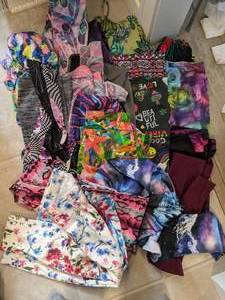lot 445 image: Large Lot of Yoga Pants & Jeggings