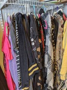 lot 466 image: Large Lot of Womens Clothing