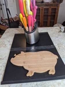 lot 526 image: Kitchen Knife Block & Pig Cutting Board