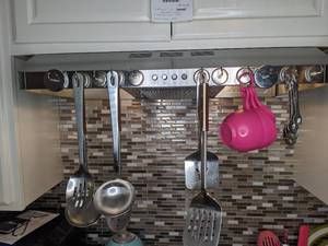 lot 537 image: Assorted Kitchen Utensils & Magnetic Hooks
