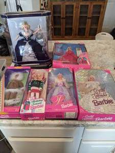 lot 368 image: Large Lot of Collectors Edition Barbies