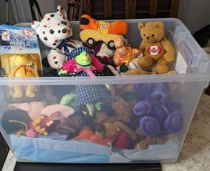 lot 372 image: Tote Filled w Beanie Babies and Stuffed Animals