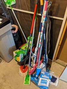 lot 399 image: Lot of Swiffer & Bissel Mops w Replacement Pads