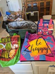 lot 484 image: Two Insulated Bags & Reusable Shopping Bags