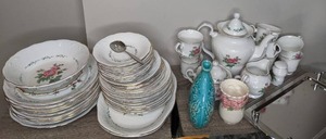 lot 561 image: Lot of Vintage Gibson China