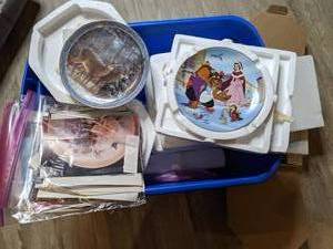 lot 566 image: Tote Filled with 16 Collectible Plates
