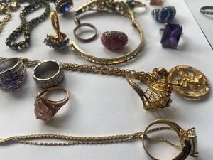 lot 60 image: Lot of  Assorted Jewelry