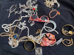 lot 67 image: Random Assortment of jewlery