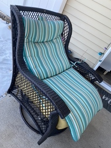 lot 579 image: Wicker Rocking Chair Wcushion