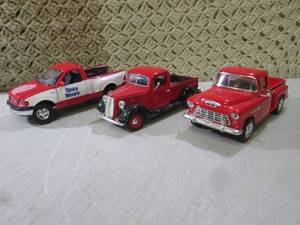 (BS) 3 Diecast Pickup Trucks 124 S...