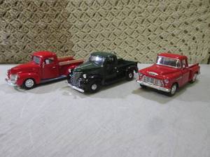 (CS) 3 Diecast Pickup Trucks 124 S...
