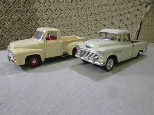 (CS) 2 Diecast Pickup Trucks 118 S...