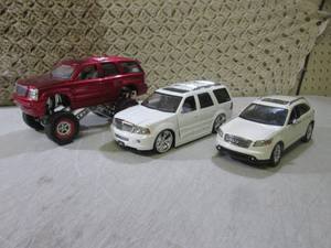 (CS) 3 Diecast SUVs 124 Scale See...