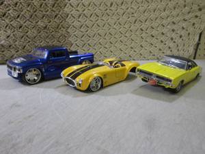 (CSB) 3 Diecast Vehicles 124 Scale...