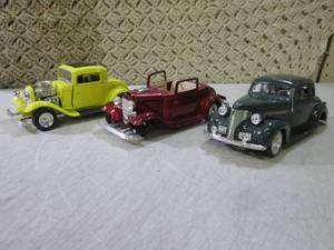 (CSB) 3 Diecast Vintage Cars 124 S...