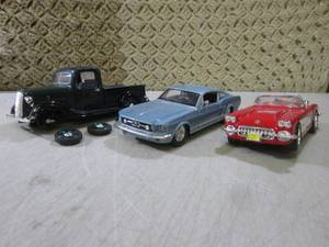 (CSB) 3 Diecast Vehicles 124 Scale...
