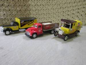 (CS) 3 Diecast Vintage Trucks See P...