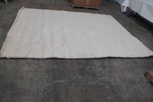 SHAG AREA RUG SIZE 7 10 X 9 10 COLOR  IVORY .