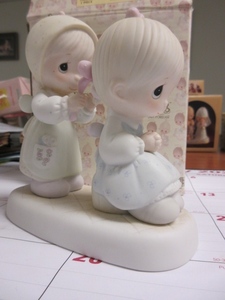 lot 416 image: PRECIOUS MOMENTS TO A VERY SPECIAL SISTER